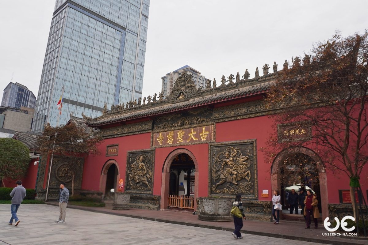 In front of Chengdu's Daci temple 
